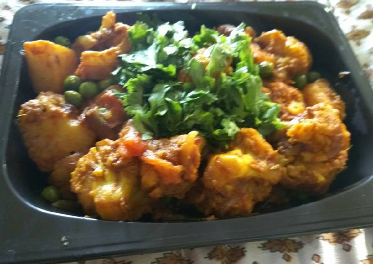 Aloo gobhi or matar ki sukhi sabhi