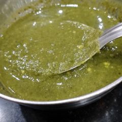 A picture of Green chutney.