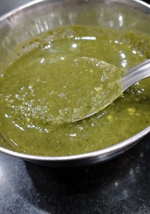 A picture of Green chutney.
