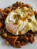 Rovellons confitados y huevo frito