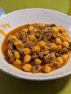 Una foto de Mollejas de pollo con garbanzos