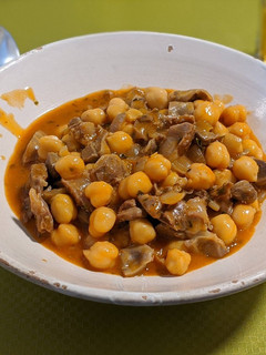 Una foto de Mollejas de pollo con garbanzos
