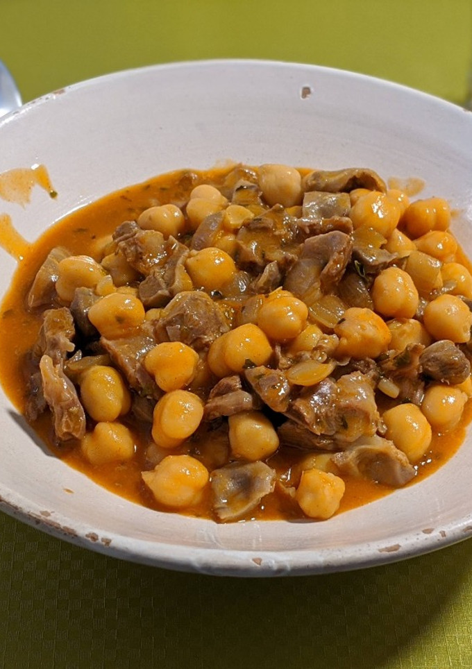 Una foto de Mollejas de pollo con garbanzos