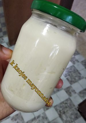 A picture of Home made mayonnaise.