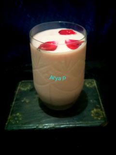 स्ट्रॉबेरी लस्सी (Strawberry Lassi recipe in hindi) रेसिपी मुख्य फोटो