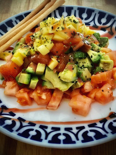 Una foto de Ensalada de salmón marinado con aguacate y mango