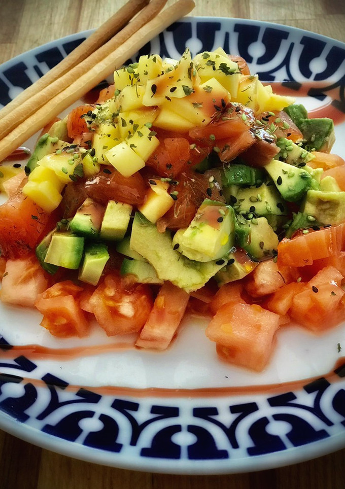 Una foto de Ensalada de salmón marinado con aguacate y mango