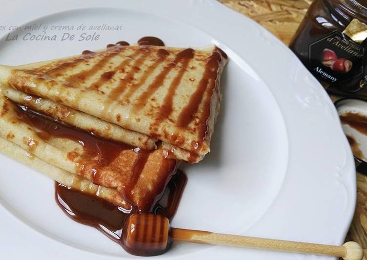 Crepes con miel y crema de avellanas