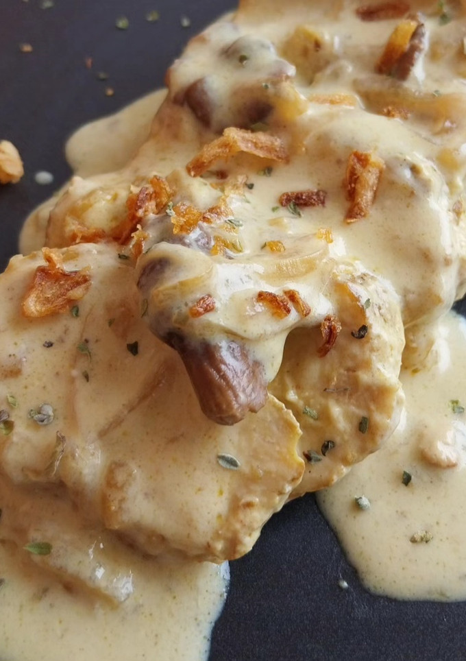 Una foto de Pechugas de pollo y moixernons en salsa cremosa de Ras El Hanout