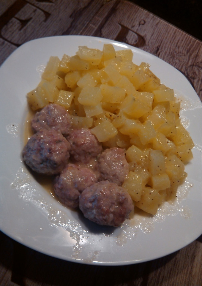 Una foto de Guisadito de albondigas y patata