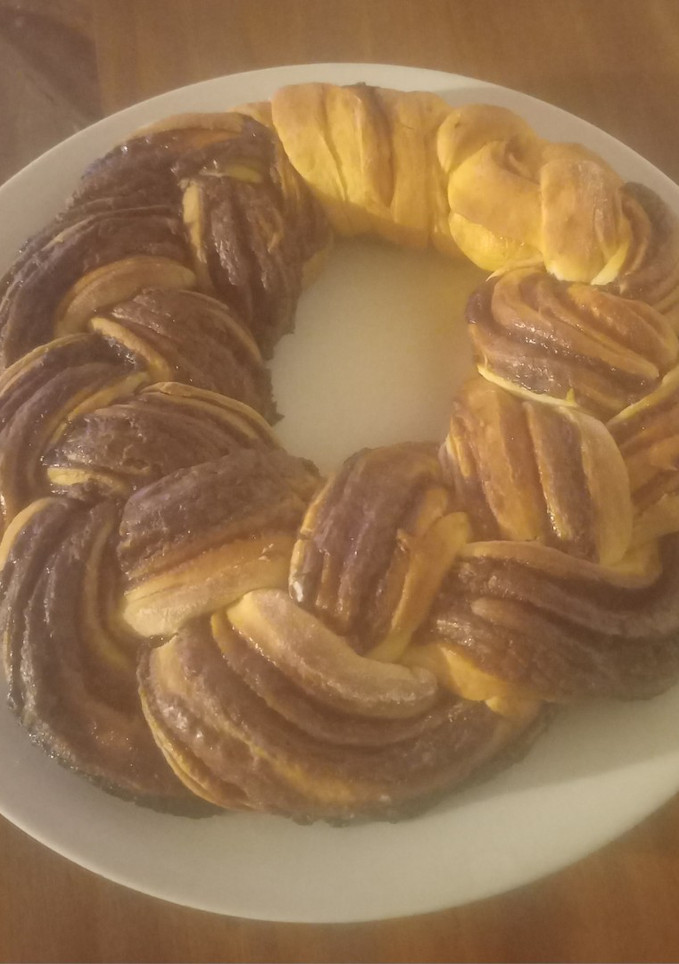 Una foto de Rosca de Pascua rellena y trenzada!