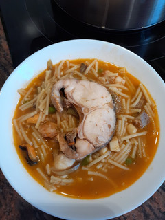 Una foto de Fideos con pescado