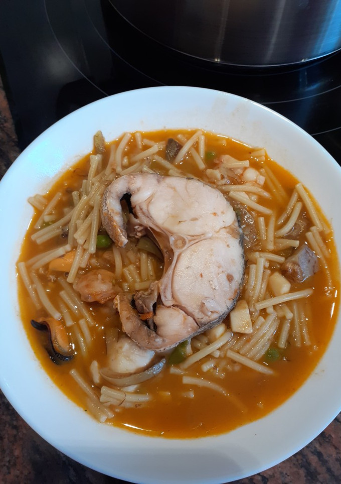 Una foto de Fideos con pescado