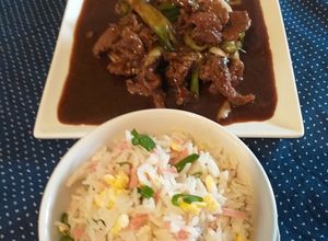 Una foto de Carne mongoliana con arroz chaufa.