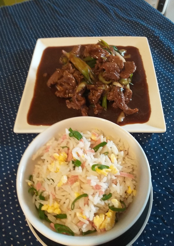 Una foto de Carne mongoliana con arroz chaufa.