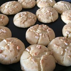 A picture of Delicious homemade cashew nuts cookies.