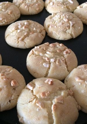 A picture of Delicious homemade cashew nuts cookies.