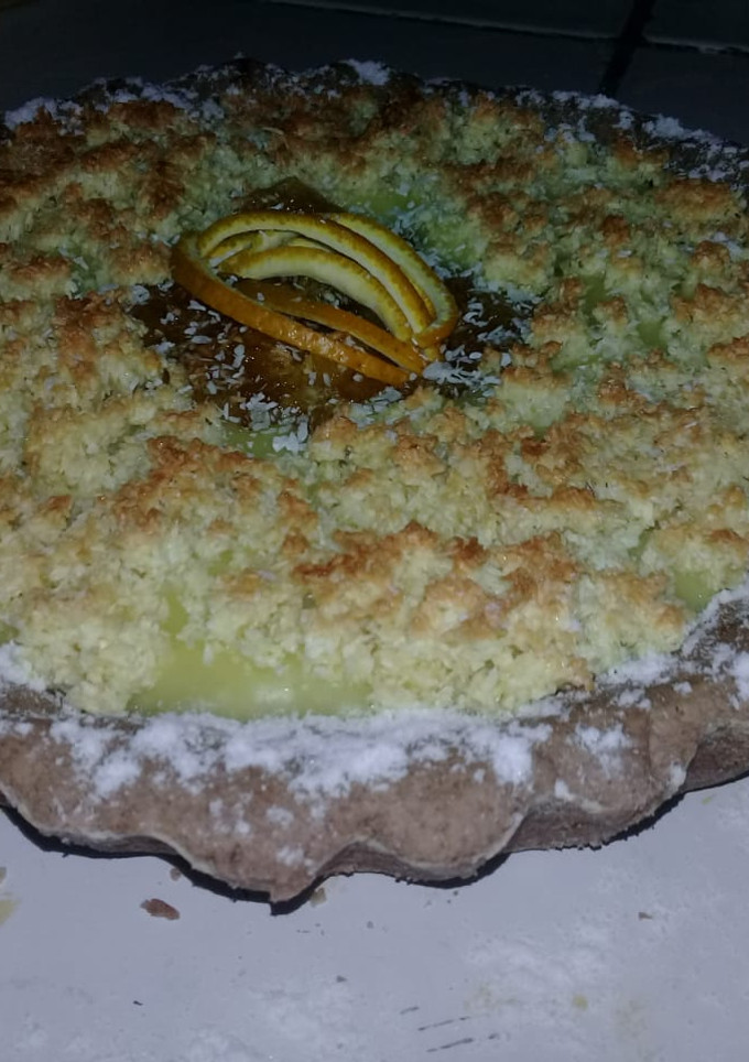Una foto de Tarta de naranjas y masa base de harina integral y cacao🍊🍊🍫🍫