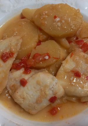 Una foto de 244. Merluza con patatas al moscatel