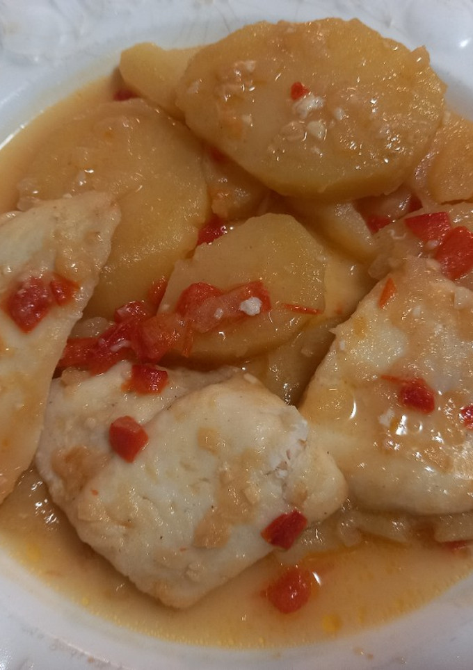Una foto de 244. Merluza con patatas al moscatel