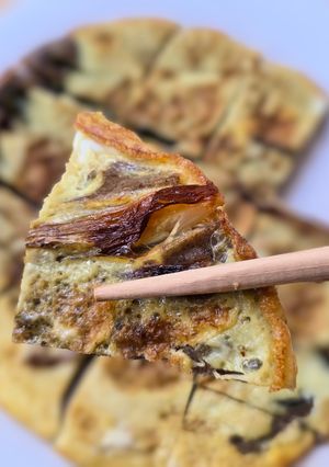 Una foto de Pajeon 🇰🇷 Panqueque de cebolla de primavera 🍃Plato tradicional surcoreano para días de lluvia ☔