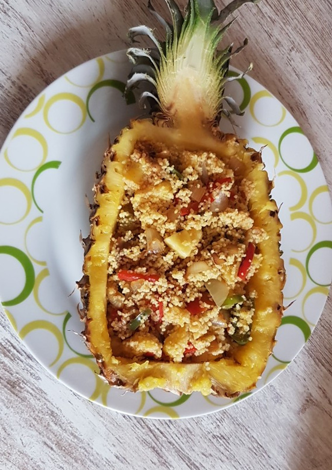 Una foto de Piña rellena de cuscús