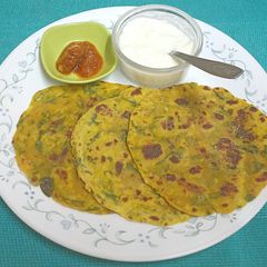 Aloo Palak Roti -- breakfast platter (batata spinach flatbread) A picture of Aloo Palak Roti -- breakfast platter (batata spinach flatbread).