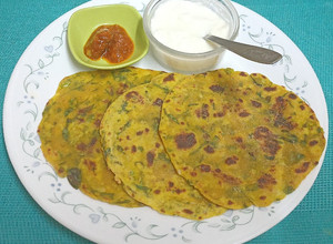 A picture of Aloo Palak Roti -- breakfast platter (batata spinach flatbread).