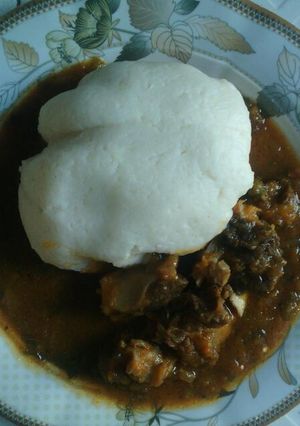 A picture of Tuwan shinkafa with taushe sauce.