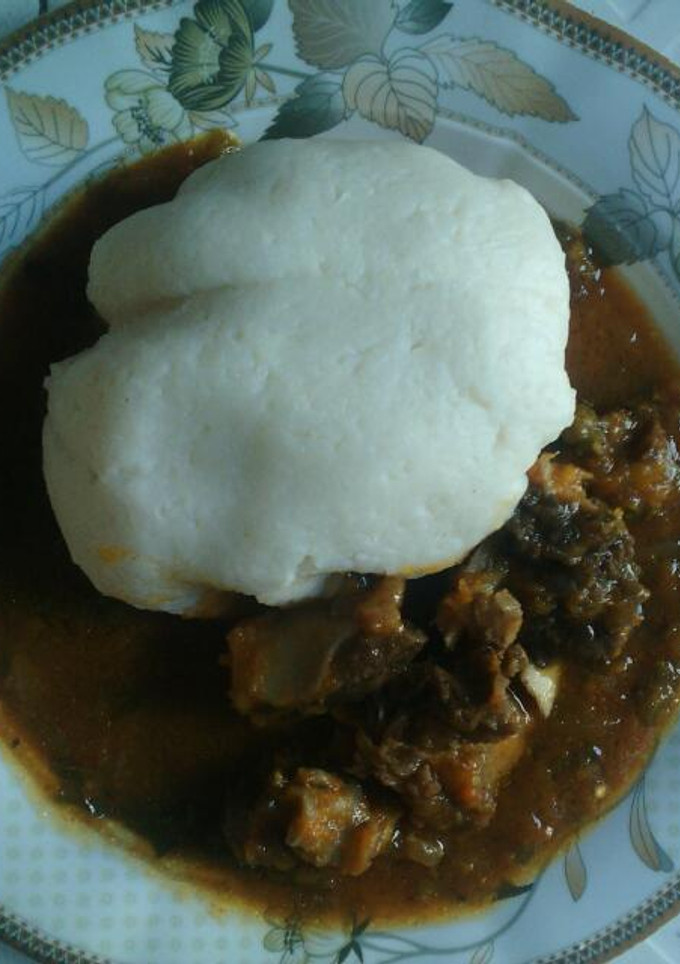 A picture of Tuwan shinkafa with taushe sauce.