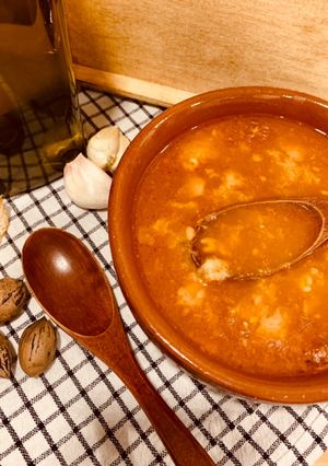 Una foto de Sopa de ajo con todo 🧄