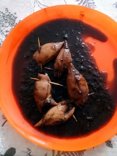 Una foto de Chipirones rellenos en su tinta
