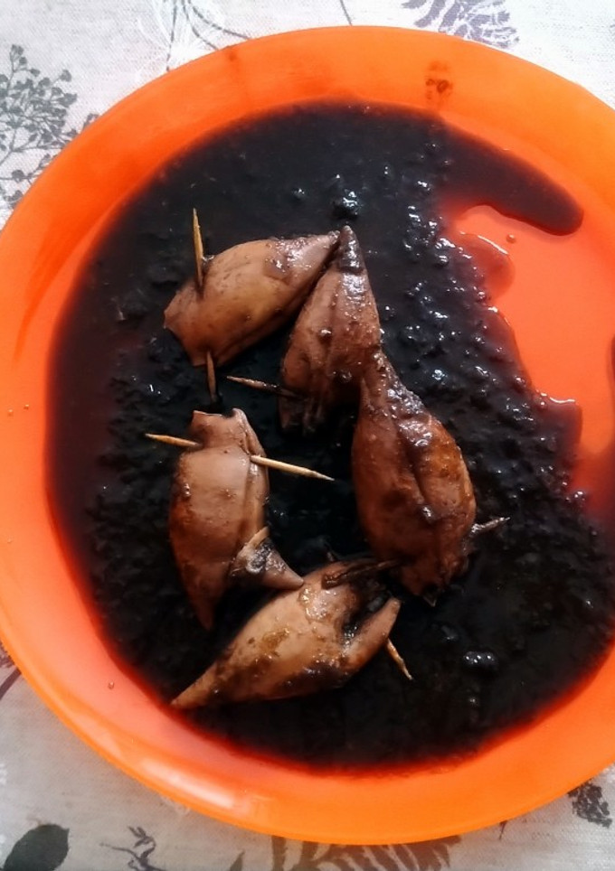Una foto de Chipirones rellenos en su tinta