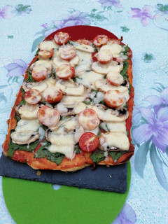 Una foto de Pizza de harina de garbanzo