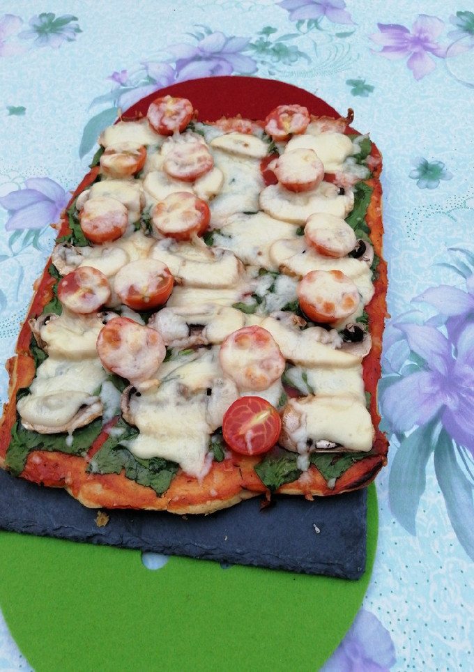 Una foto de Pizza de harina de garbanzo