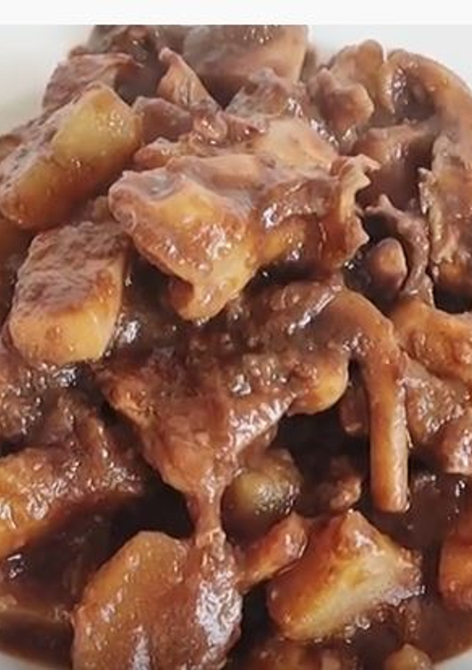 Una foto de Sepia estofada con patatas y chocolate