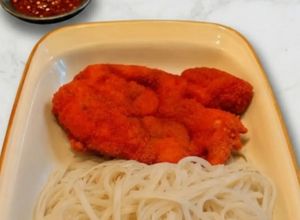 Zdjęcie przepisu Filet drobiowy w kwiecie lotosu - Hung Liu z makaronem.