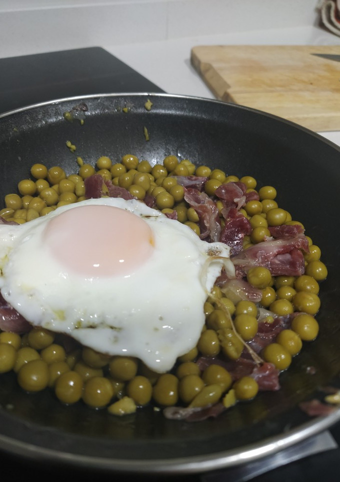 Una foto de 🥗 Guisantes con jamón y huevo
