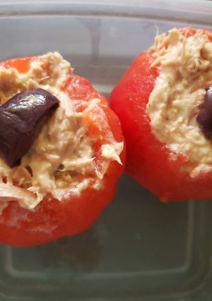 Una foto de Tomate relleno con atún