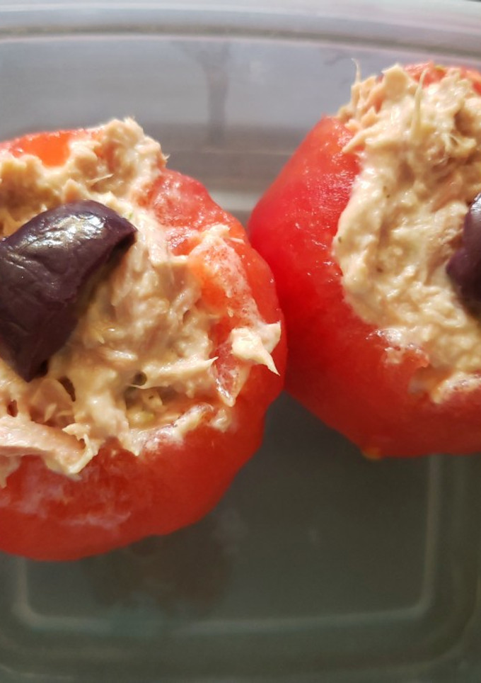Una foto de Tomate relleno con atún