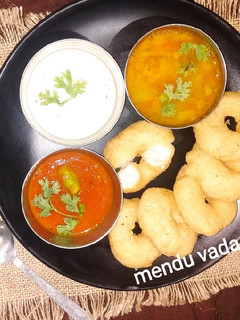 મેંદુ વડા (Medu Vada Recipe In Gujarati) રેસીપી મુખ્ય ફોટો
