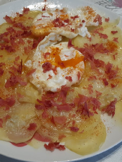 Una foto de Huevos con base de patatas y virutas de jamón