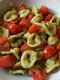Foto di Orecchiette con pesto di basilico e pomodorini