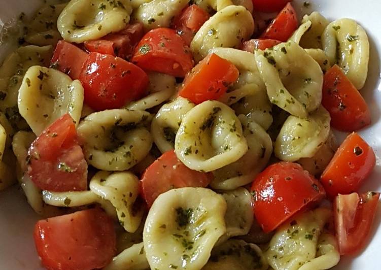 Orecchiette con pesto di basilico e pomodorini