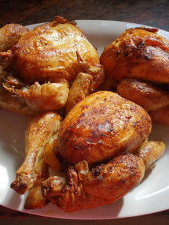 Una foto de Pollo al horno con girgolas, patatas y verduritas