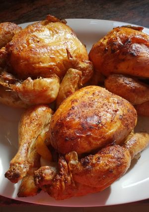 Foto principal de Pollo al horno con girgolas, patatas y verduritas