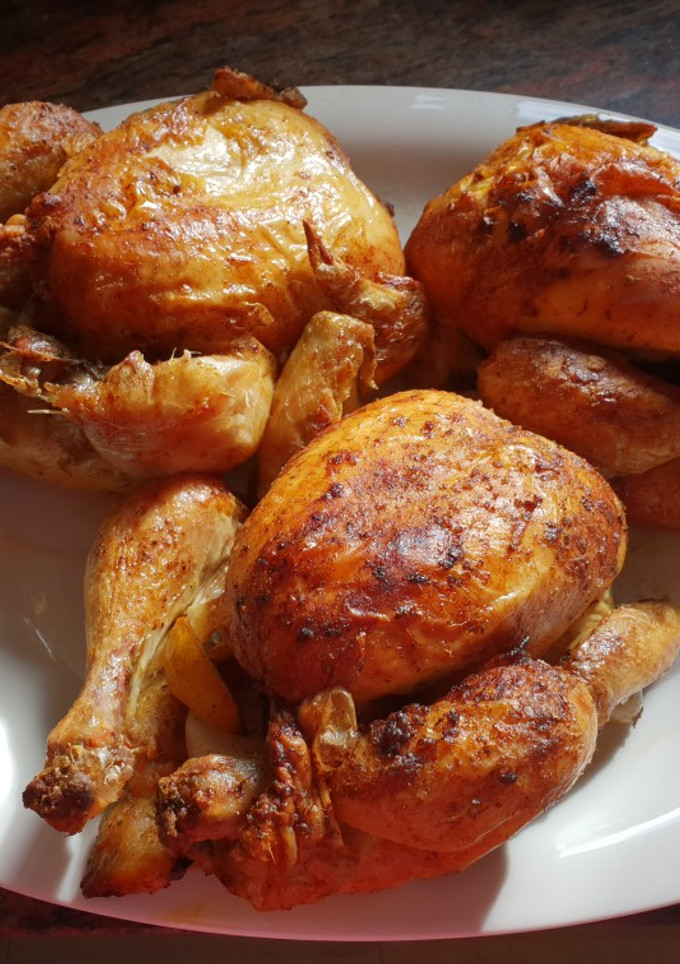 Una foto de Pollo al horno con girgolas, patatas y verduritas
