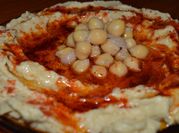 Una foto de pasta con hummus