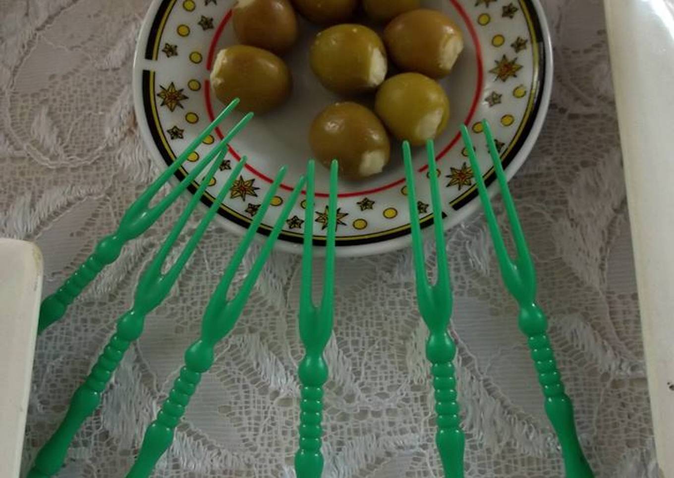 Aceitunas rellenas de requesón y polvo de charales con chile verde la tía Licha