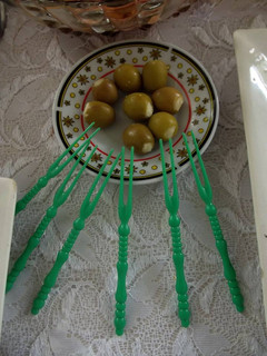 Una foto de Aceitunas rellenas de requesón y polvo de charales con chile verde la tía Licha